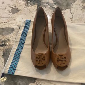 Tori Burch Wedge, size 9